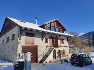 a house with a car parked in front of it at Gîte Vallée Verte in Burdignin