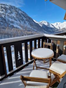 Elle comprend un balcon offrant une vue sur une montagne enneigée. dans l'établissement Front de Neige Isola 2000, à Isola 2000