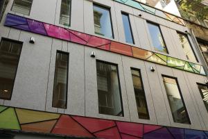 un edificio con una fachada colorida y ventanas en ColorMix Hotel & Hostel en Taipéi