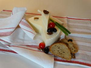a plate of cheese and bread with grapes and tomatoes at Szobi Malomkert Fogadó in Szob +30 photos
