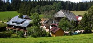 uma vista aérea de uma casa com painéis solares em Willmannshof em Furtwangen