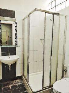 y baño con ducha, lavabo y aseo. en Kulem Cisitu en Bandung
