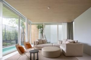 una sala de estar con un sofá y una mesa en Veranda Residence Pattaya Pool Villa, en Na Jomtien