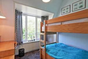 a bedroom with a bunk bed and a window at Residence de L'Europe - Baddomburg in Domburg