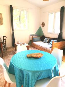 ein Wohnzimmer mit einem Tisch und einem Sofa in der Unterkunft Le mas gnolia in Saint-Jean-du-Gard