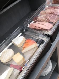 ホテルの敷地内または近くでの食事または食べ物