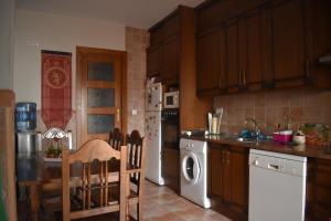 A kitchen or kitchenette at Casa rural khaleesi