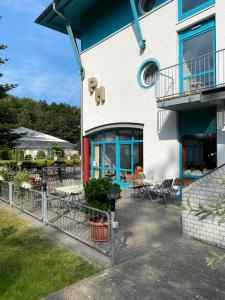 eine Terrasse mit Tischen und Stühlen außerhalb eines Gebäudes in der Unterkunft gut-Hotel Pommernhotel Barth in Barth