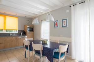 een keuken met een eettafel en stoelen bij Kustverhuur, Park Schoneveld, Zeester 27 in Breskens