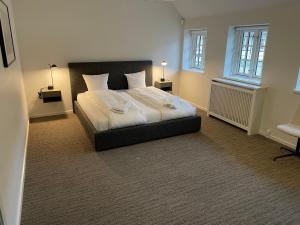 Säng eller sängar i ett rum på Hotel Nørrevang
