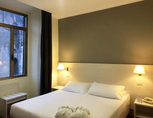 Een bed of bedden in een kamer bij SHG Hotel Portamaggiore
