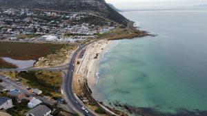 een luchtzicht op een strand en de oceaan bij Whale Bay Villa in Fish hoek