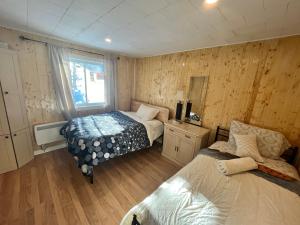 um pequeno quarto com 2 camas e um espelho em Ski Mont Calm Water Falls River Rawdon Route 125 em Rawdon
