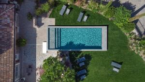 Bazén v ubytování Relais Villa Borghetto nebo v jeho okolí