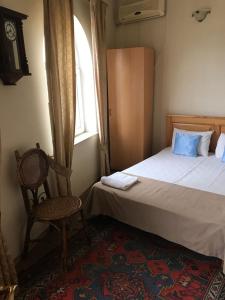 Ein Bett oder Betten in einem Zimmer der Unterkunft Altstadt Hotel & Cafe