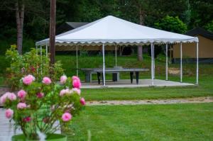 Camping Parc d'Audinac les Bains 3 étoiles - Piscine chauffée - Vue montagne外面的花园