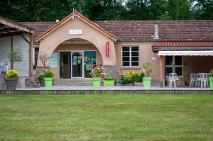 Camping Parc d'Audinac les Bains 3 étoiles - Piscine chauffée - Vue montagne外面的花园