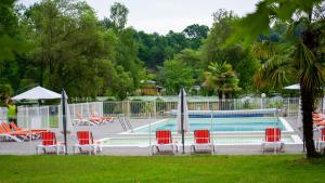 Camping Parc d'Audinac les Bains 3 étoiles - Piscine chauffée - Vue montagne内部或周边的泳池