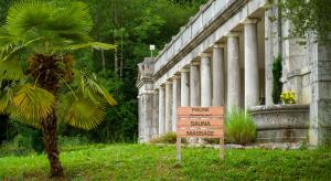 Camping Parc d'Audinac les Bains 3 étoiles - Piscine chauffée - Vue montagne外面的花园