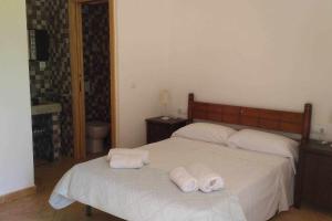 - une chambre avec 2 serviettes assises sur un lit dans l'établissement Casa de pueblo con encanto, à Tarragone
