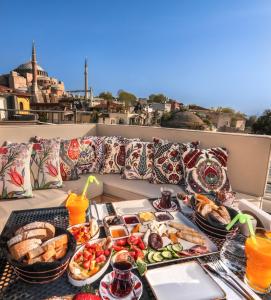 伊斯坦堡的住宿－Henna Hotel Istanbul，阳台上桌子上的托盘食物