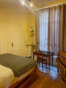 Llit o llits en una habitació de beautiful flat in the center of Paris 6 th district
