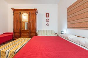 - une chambre avec 2 lits et un tapis rouge dans l'établissement A ca da Paolina, à Calasetta