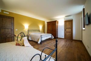 A bed or beds in a room at Villa Il Girasole