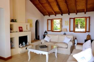 a living room with a couch and a coffee table at Villa Paparouna in Magaziá