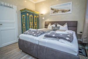 a bedroom with a large bed in a room at Rumpelstilzchen in Westerland +1 photo
