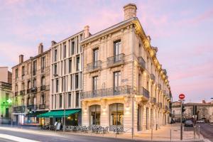 a building on a street with a street at Mercure Bordeaux Centre Gare Atlantic in Bordeaux