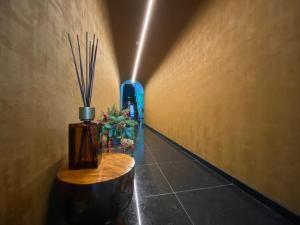 un pasillo con una mesa y un jarrón en una habitación en Lux Housing Século XXI en Braga