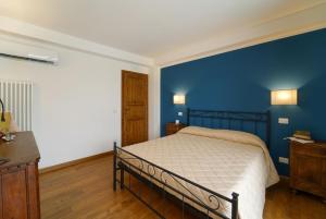 A bed or beds in a room at Villa Il Girasole