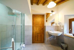 A bathroom at Villa Il Girasole