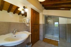 A bathroom at Villa Il Girasole