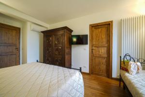 A bed or beds in a room at Villa Il Girasole