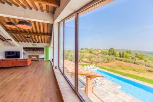The swimming pool at or close to Villa Il Girasole