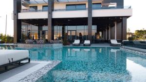 Kolam renang di atau dekat dengan Hotel Mirror