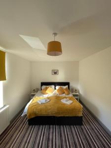 una camera da letto con un letto e due asciugamani di Modern 3 bed home, Sleeps 6, Free Netflix and WIFI a Burnley