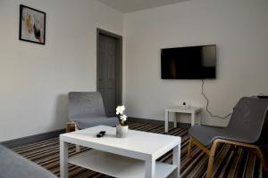 バーンリーにあるModern 3 bed home, Free Parking, Free Netflix and WIFIのリビングルーム(白いテーブル、椅子2脚付)