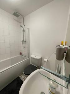 バーンリーにあるModern 3 bed home, Free Parking, Free Netflix and WIFIの浴槽、トイレ、洗面台を備えたバスルーム