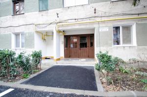budynek z brązowymi drzwiami i podjazdem w obiekcie Miha modern and central apartament w mieście Arad