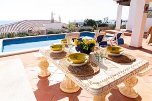 Basen w obiekcie VILLA BINIBECA LIFE lub w pobliżu