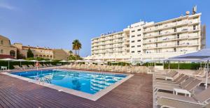 una piscina con tumbonas y un hotel en Globales Cala'n Bosch, en Cala'n Bosch