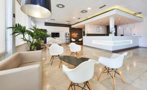 Area lounge atau bar di Globales Cala'n Bosch