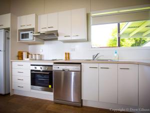 Een keuken of kitchenette bij Wine Country Cottage