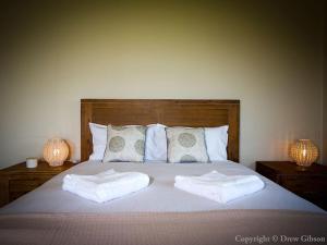 A bed or beds in a room at Wine Country Cottage located right at the Hunter Valley gateway, close to everything