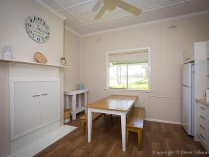 A kitchen or kitchenette at Wine Country Cottage located right at the Hunter Valley gateway, close to everything