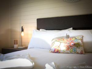A bed or beds in a room at Wine Country Cottage located right at the Hunter Valley gateway, close to everything