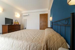 A bed or beds in a room at Villa Il Girasole